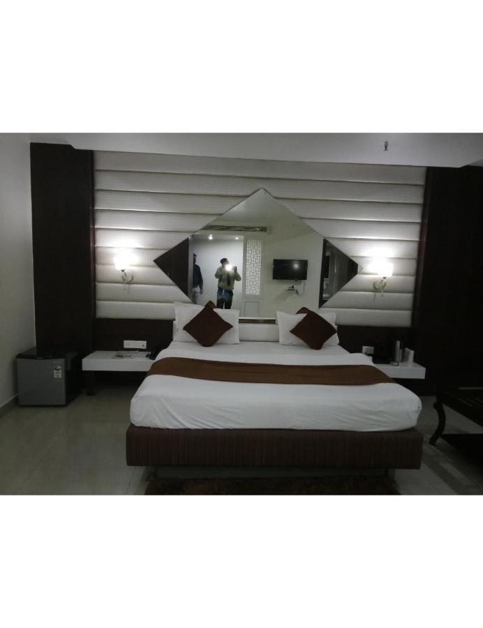 Hotel D Grand, Bareilly Exteriör bild
