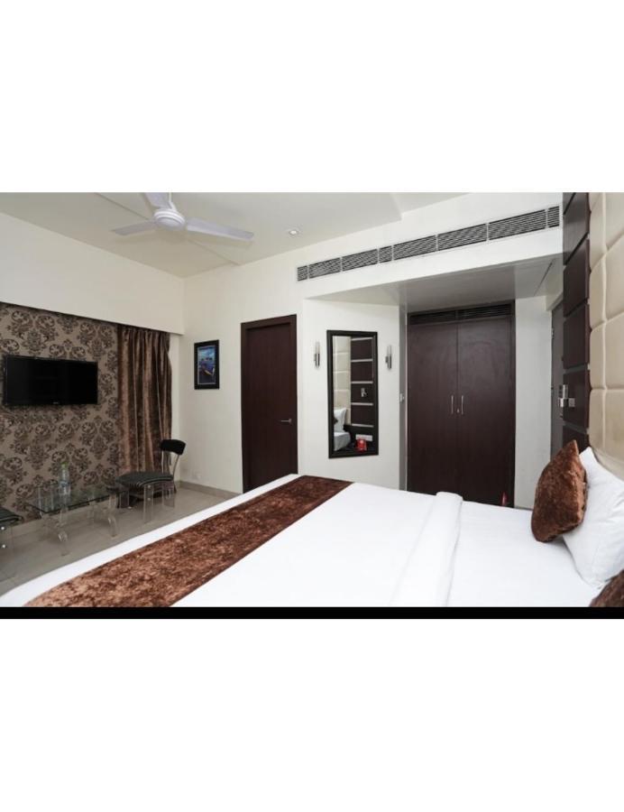 Hotel D Grand, Bareilly Exteriör bild