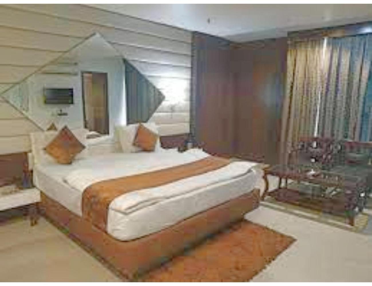 Hotel D Grand, Bareilly Exteriör bild